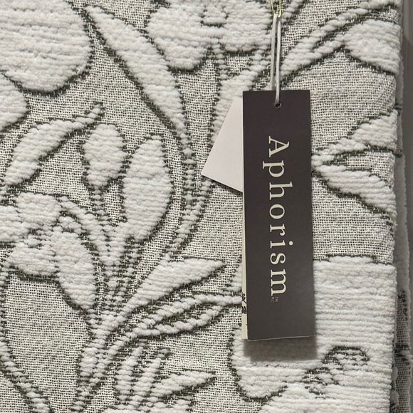 APHORISM Embossed Floral Patterned Throw With Tassels - Pale Green/White - Picture 5 of 5